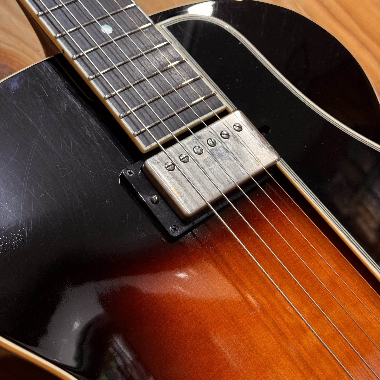アーチドトップギターにピックアップを増設 – The Loar - Miura Guitar